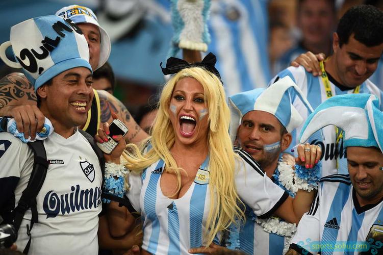 阿根廷女球迷掀球衣原图